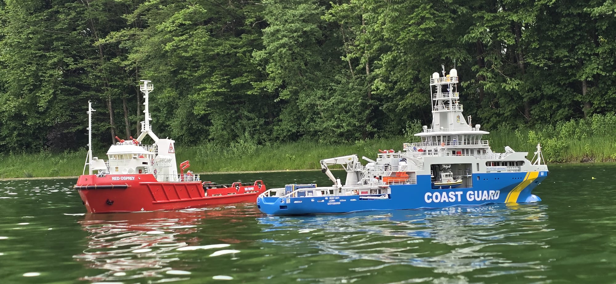 KBV 001 der schwedischen Küstenwache und Bohrinselversorger RED OSPREY
